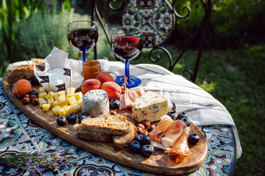 Solstizio d'estate: antipasti e vini per festeggiare la bella stagione Solstizio d'estate: antipasti e vini per festeggiare la bella stagione